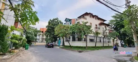 Bán  Nhà số 215E1 đường Nguyễn Văn Hưởng, Phường Thảo Điền, Thành Phố Thủ Đức